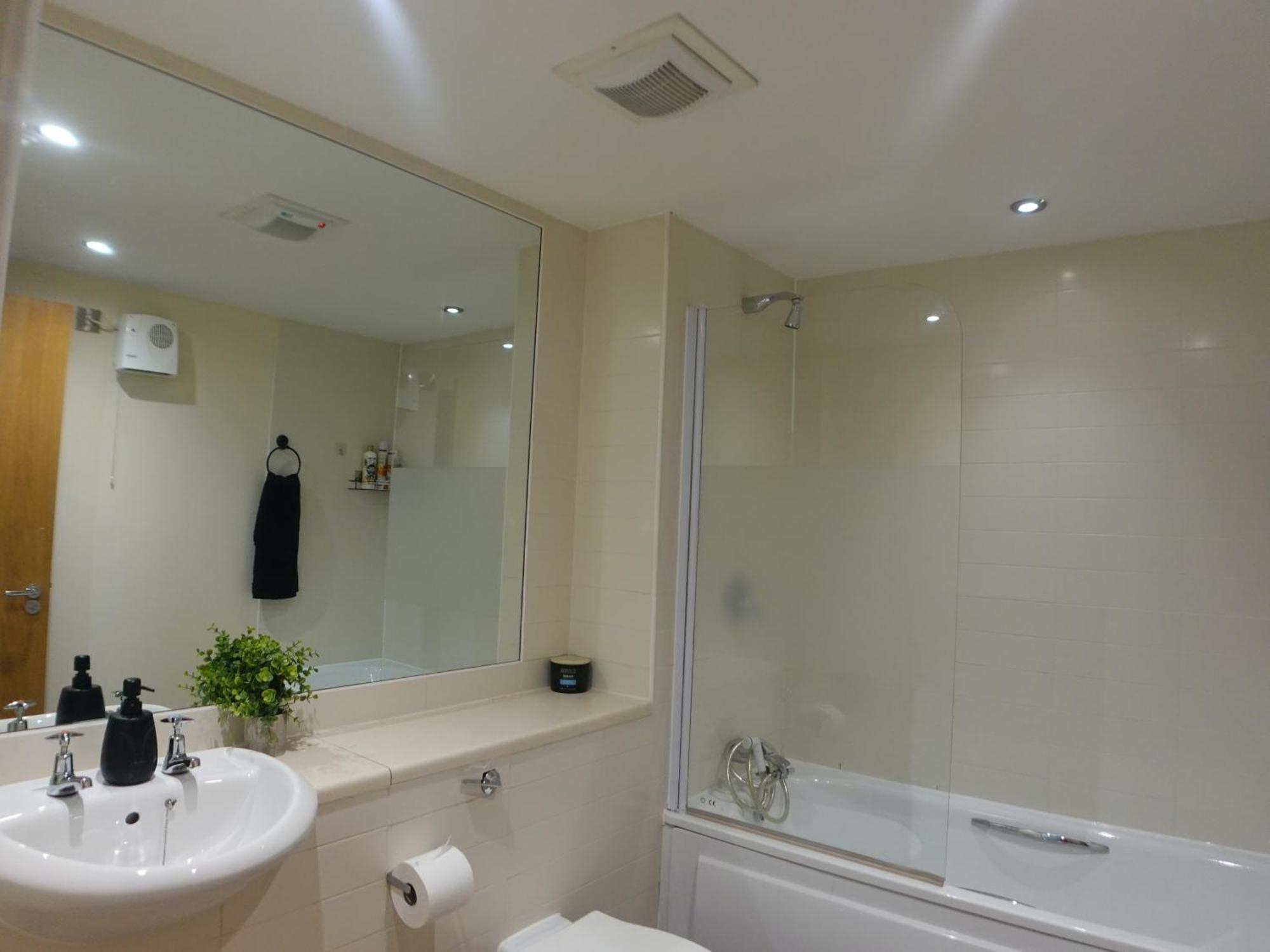 Modern Spacious Apartment In Digbeth With Balcony - Netflix, Youtube, Amazon Tv, Superfast Wifi - Just 10 Mins To Birmingham Centre, Bullring, Train, Coach Station And Birmingham Fc Luaran gambar