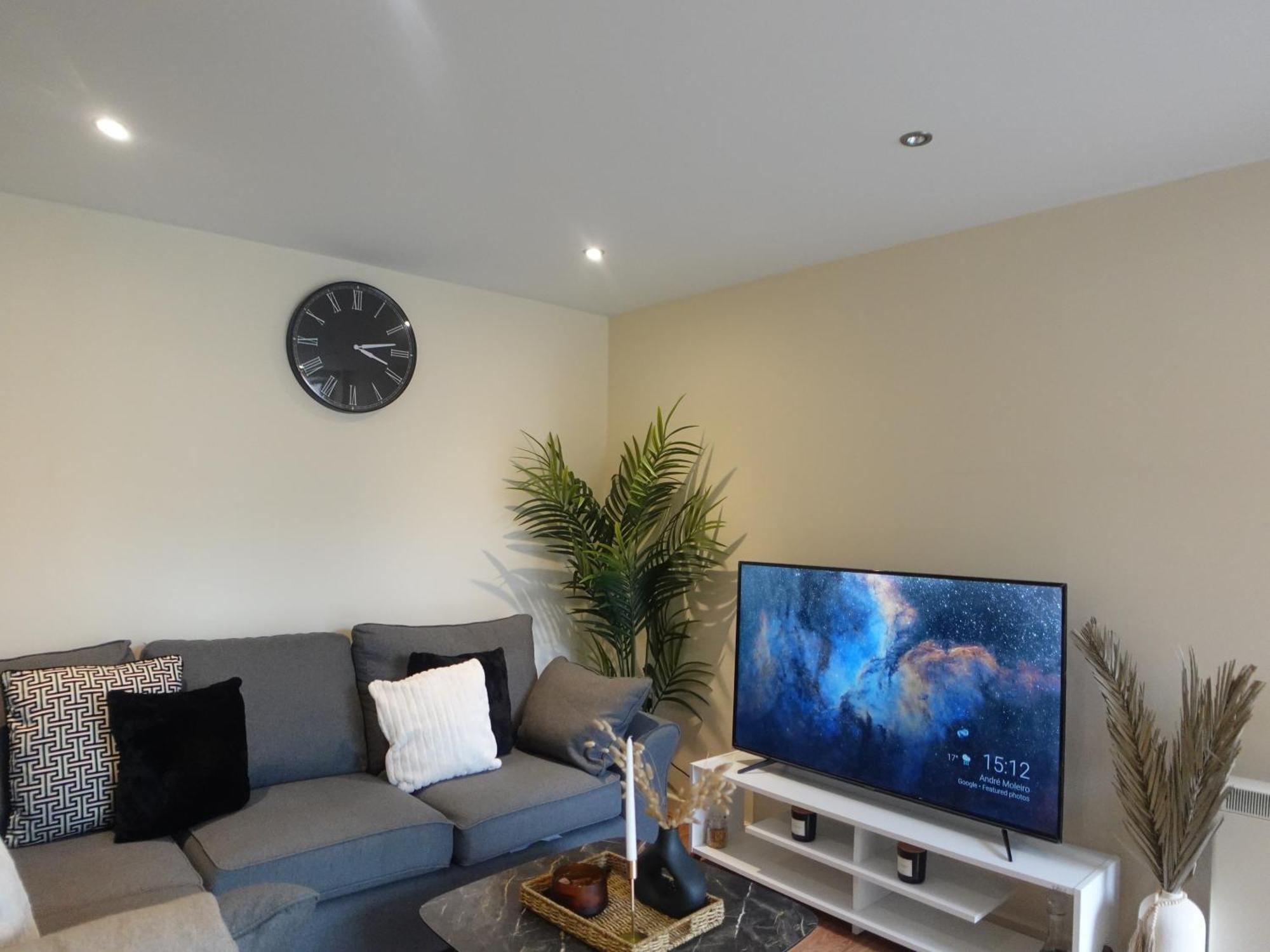Modern Spacious Apartment In Digbeth With Balcony - Netflix, Youtube, Amazon Tv, Superfast Wifi - Just 10 Mins To Birmingham Centre, Bullring, Train, Coach Station And Birmingham Fc Luaran gambar